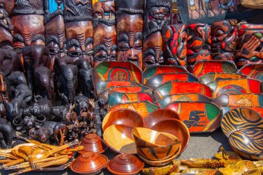 Güney Afrika 'da bir büfede çok güzel seyahat hediyeleri var.