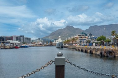 Cape Town Güney Afrika 'nın yasama başkentidir. Ülkenin en eski şehri ve Güney Afrika Parlamentosu 'nun merkezidir.