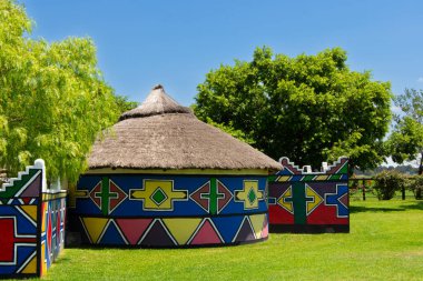 Güney Afrika 'daki geleneksel bir Ndebele köyünün orijinal mimarisi