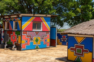 Güney Afrika 'daki geleneksel bir Ndebele köyünün orijinal mimarisi
