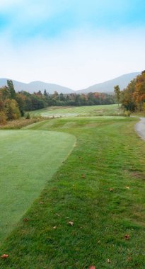 ABD 'nin Vermont şehrinde, Jay Peak' te sonbaharda golf kulübünde güzel bir delik.