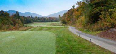 ABD 'nin Vermont şehrinde, Jay Peak' te sonbaharda golf kulübünde güzel bir delik.