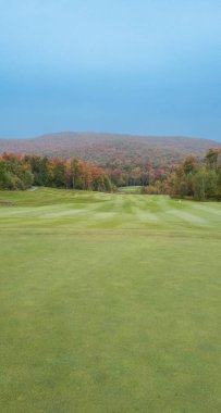 ABD 'nin Vermont şehrinde, Jay Peak' te sonbaharda golf kulübünde güzel bir delik.
