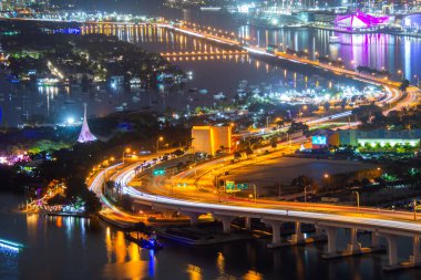 Geceleri köprüsü ve nehri olan bir şehir. 