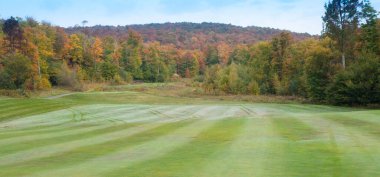 ABD 'nin Vermont şehrinde, Jay Peak' te sonbaharda golf kulübünde güzel bir delik.