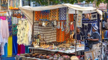 Güney Afrika 'da bir büfede çok güzel seyahat hediyeleri var.