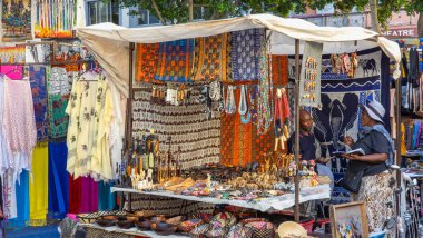Güney Afrika 'da bir büfede çok güzel seyahat hediyeleri var.