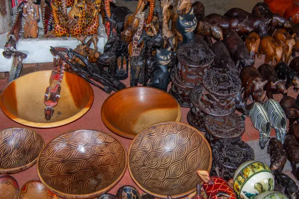 Geleneksel hediyelik eşyalar Güney Afrika 'da bir büfede satılıyor.