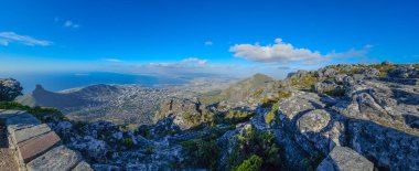 Günün sonunda Masa Dağı 'nın üzerindeki panoramik manzara. Cape Town, Güney Afrika 