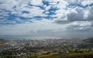 Güney Afrika 'daki Signal Hill' den Cape Town 'un güzel bir bölümünün görüntüsü 