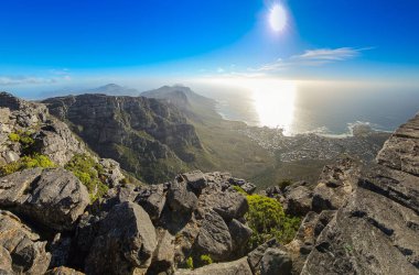 Günün sonunda Masa Dağı 'nın üzerindeki panoramik manzara. Cape Town, Güney Afrika 