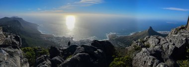 Günün sonunda Masa Dağı 'nın üzerindeki panoramik manzara. Cape Town, Güney Afrika 