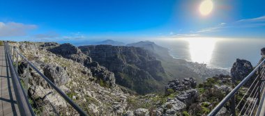 Günün sonunda Masa Dağı 'nın üzerindeki panoramik manzara. Cape Town, Güney Afrika 