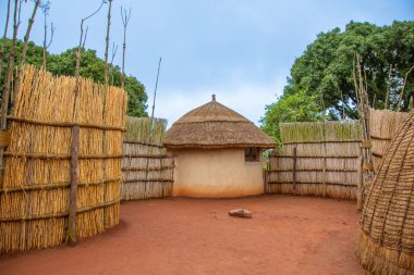 Swailand kırsalındaki geleneksel bir köyde geleneksel mimari  