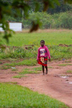 Manzini, Svaziland, 11 14 2023. Güney Afrika 'da Svaziland köyünde okuldan dönen bir çocuk.