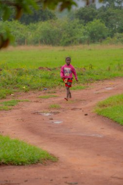 Manzini, Svaziland, 11 14 2023. Güney Afrika 'da Svaziland köyünde okuldan dönen bir çocuk.