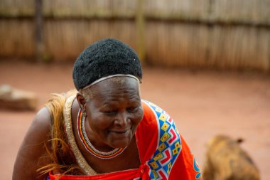 Manzini, Eswatini, 11 14 2023. Eswatini Güney Afrika 'daki Swazi köyünde giyilen geleneksel kostümlü kadın.