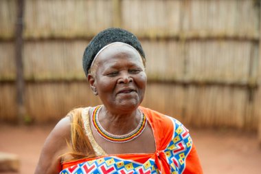 Manzini, Eswatini, 11 14 2023. Eswatini Güney Afrika 'daki Swazi köyünde giyilen geleneksel kostümlü kadın.
