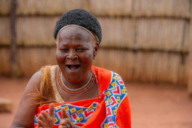 Manzini, Eswatini, 11 14 2023. Eswatini Güney Afrika 'daki Swazi köyünde giyilen geleneksel kostümlü kadın.