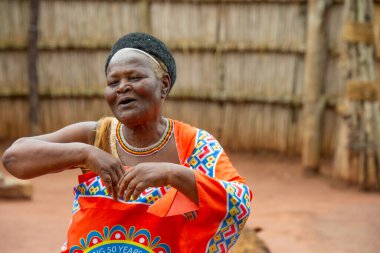 Manzini, Eswatini, 11 14 2023. Eswatini Güney Afrika 'daki Swazi köyünde giyilen geleneksel kostümlü kadın.