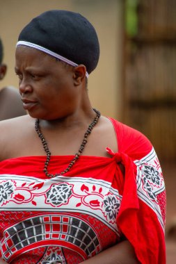 Manzini, Eswatini, 11 14 2023. Eswatini Güney Afrika 'daki Swazi köyünde giyilen geleneksel kostümlü kadın.
