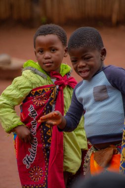 Manzini, Eswatini, 11 14 2023. Eswatini 'deki geleneksel köylerinde yaşayan Swazi çocukları.