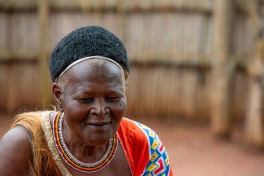 Manzini, Eswatini, 11 14 2023. Eswatini Güney Afrika 'daki bir Swazi köyünde geleneksel bir kostüm giymiş yaşlı bir kadın.