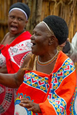 Manzini, Eswatini, 11 14 2023. Eswatini Güney Afrika 'daki bir Swazi köyünde geleneksel bir kostüm giymiş yaşlı bir kadın.