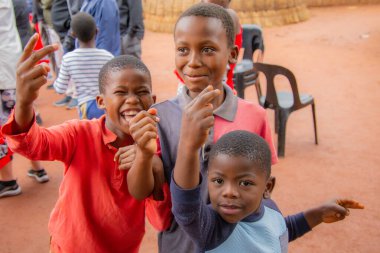 Manzini, Eswatini, 11 14 2023. Eswatini 'deki geleneksel köylerinde yaşayan Swazi çocukları.