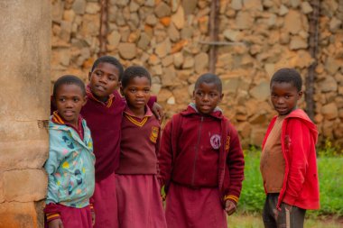 Manzini, Eswatini, 11 14 2023. Eswatini 'deki geleneksel köylerinde yaşayan Swazi çocukları.