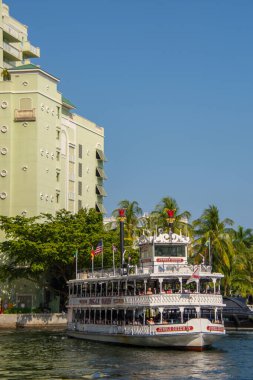 Fort Lauderdale, Florida, ABD - 02 26 2023. Kanalda güzel bir feribot.