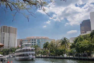 Fort Lauderdale, ABD, 02 / 26 / 2022 Fort Lauderdale Florida ABD 'de büyük kanalda güzel tekne.