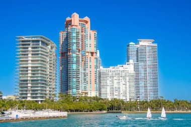 Miami şehrinin mimarisi Güney Kanalı 'ndan görünüyor.