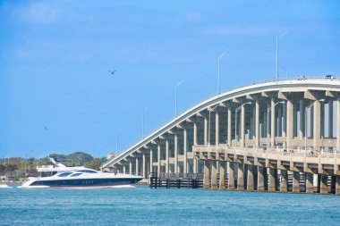 Florida yakınlarındaki Key Biscayne Körfezi 'nde denize açılıyoruz.