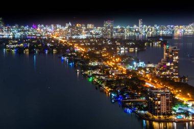 Miami, ABD - 02192024: ABD 'nin güneyindeki Miami şehrinin gece mimarisi.