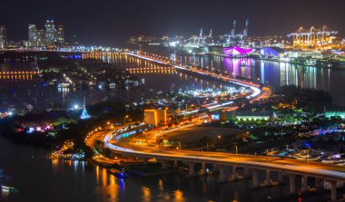 Miami, ABD - 02192024: ABD 'nin güneyindeki Miami şehrinin gece mimarisi.