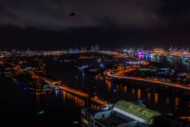 Miami, ABD - 02192024: ABD 'nin güneyindeki Miami şehrinin gece mimarisi.