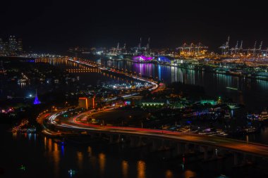 Miami, ABD - 02192024: ABD 'nin güneyindeki Miami şehrinin gece mimarisi.
