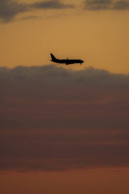 Gün batımında Miami Florida, ABD 'de gökyüzünde bir uçak