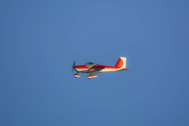 Miami, Florida, ABD, 02: 25 Ticari uçak Florida 'daki Güney Miami Sahili üzerinden kalkıyor.