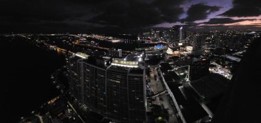 Şehrin gece manzarası  