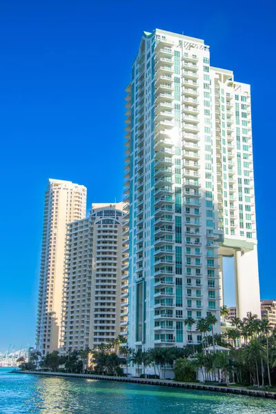 Miami şehrinin mimarisi güney kanalı manzaralı.