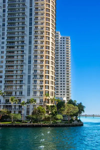 Miami şehrinin mimarisi güney kanalı manzaralı.