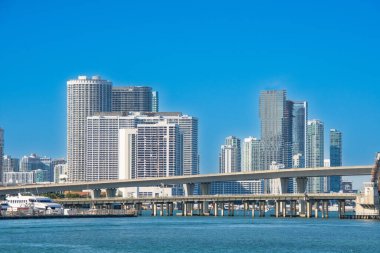 Okyanus körfezi manzaralı. Botları ve modern binaları olan Miami-Dade 'deki Aventura şehri. 