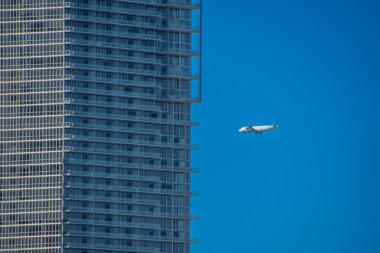 Miami-Dade, Florida 'daki Aventura. Modern mimari yapı ve uçan uçak