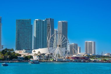 Miami, ABD - 20 Şubat 2024: Dönme dolaplı Miami Körfezi manzarası