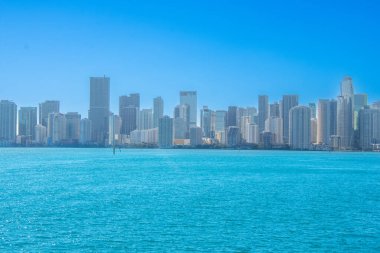 Okyanusta modern gökdelenleri olan Miami-Dade 'deki Aventura banliyö şehri. 