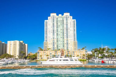 Florida, Miami-Dade 'deki Aventura şehrinde güneşli bir yaz günü. Modern mimari binalar, ofis ve konut gökdelenleri