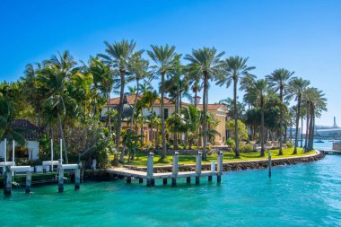 ABD, Florida, Miami - 20 Şubat 2024: Miami 'nin güney kanalı boyunca mimarlık