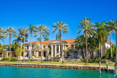ABD, Florida, Miami - 20 Şubat 2024: Miami 'nin güney kanalı boyunca mimarlık